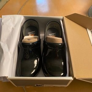 **Never Worn** DANSKO Black Patent Leather Clogs